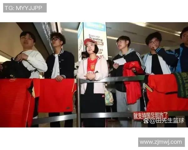 球员赛后感谢粉丝热情接机，机场变“球迷海”