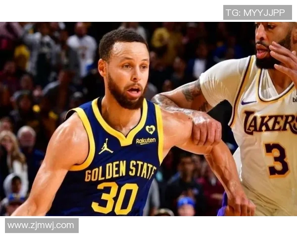 库里引发球迷热议赛场行为究竟有何深意引发广泛讨论